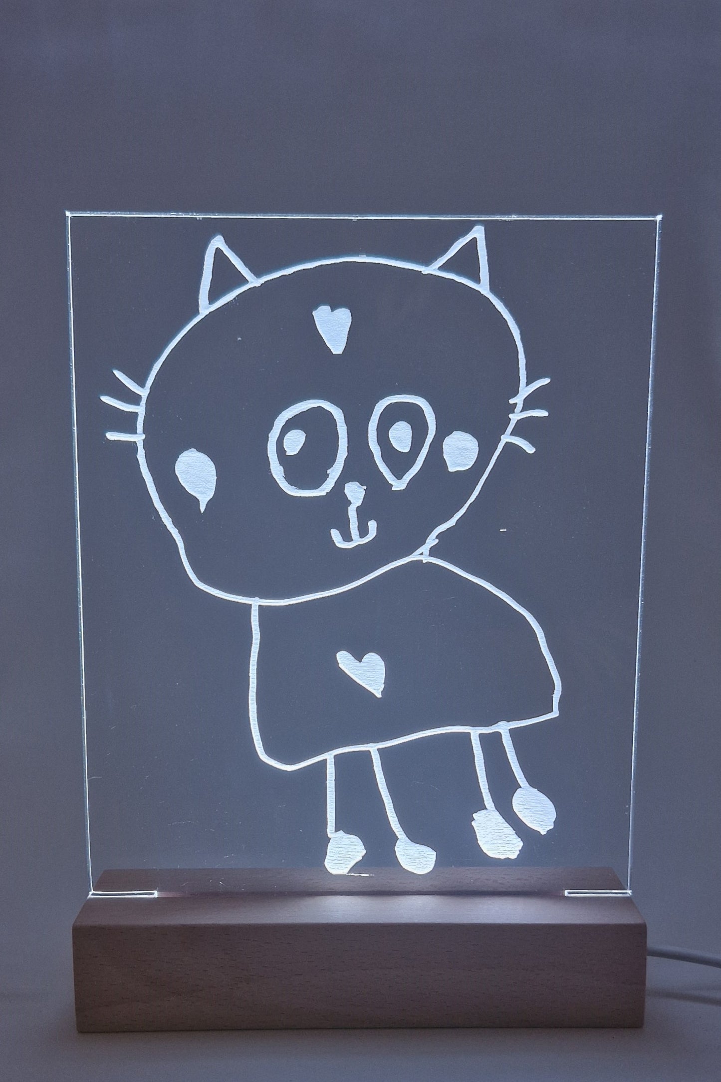 Personlig akryllampe med din egen tegning – håndlaget i Norge