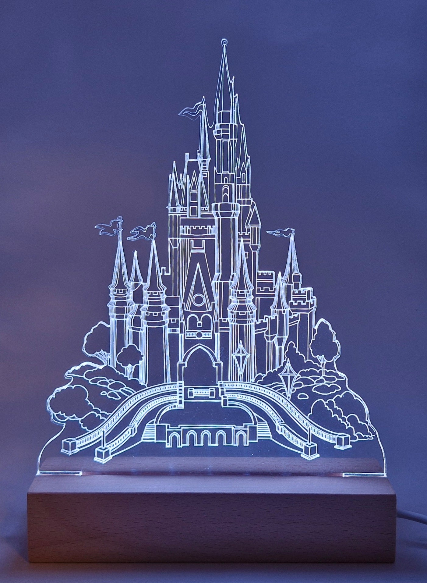 LED-lampe laget av støpt akryl og heltre bjørk – håndlaget i Norge